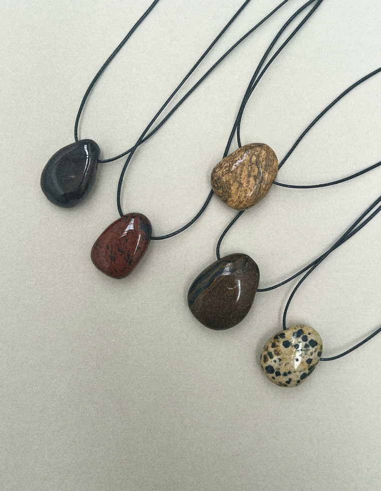 Caelyth - Dalmatian Jasper Forma Pendant