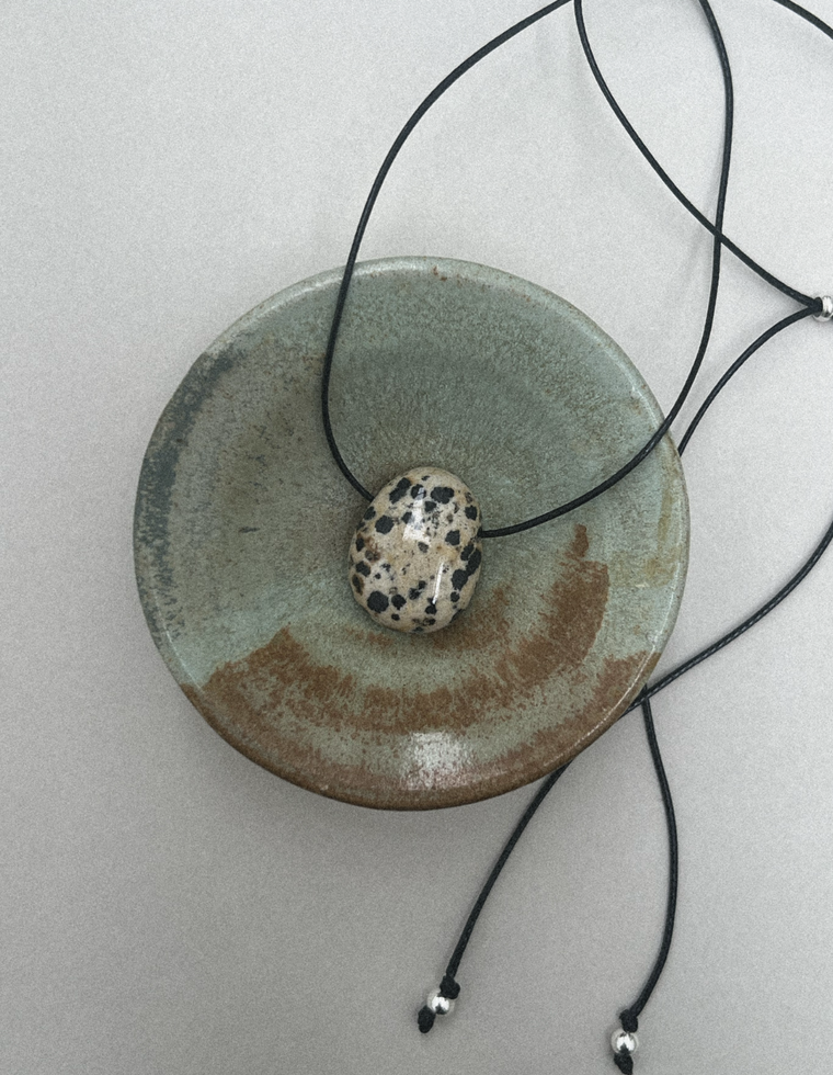 Caelyth - Dalmatian Jasper Forma Pendant