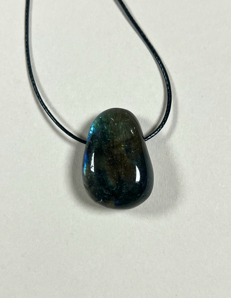 Veythra - Labradorite Forma Pendant