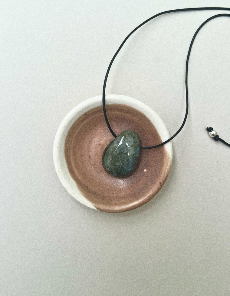 Veyra III - Labradorite Forma Pendant