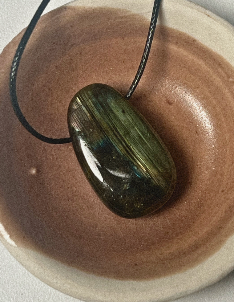 Veyra II - Labradorite Forma Pendant