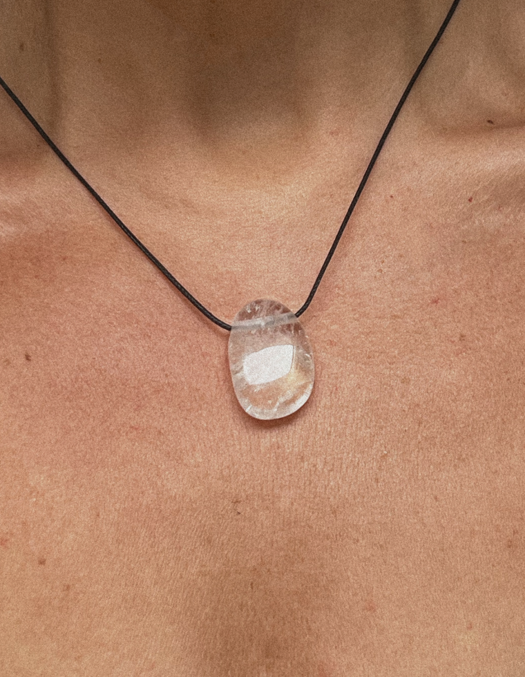 Elyra II - Clear Quartz Forma Pendant