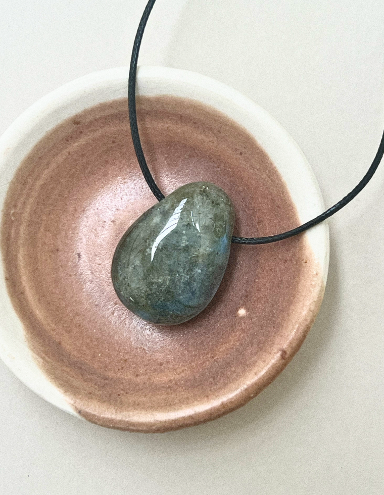 Veyra III - Labradorite Forma Pendant