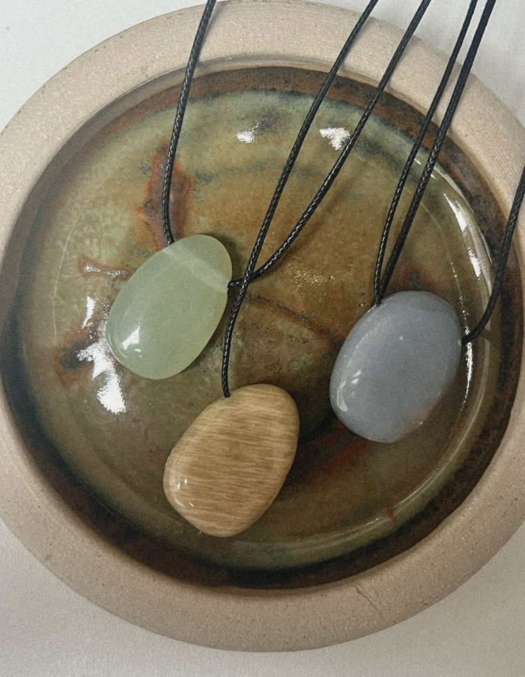 Verdala - Bowenite Forma Pendant