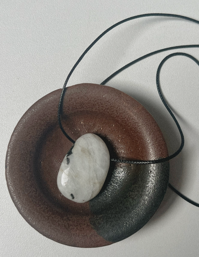 Lucine - Moonstone Forma Pendant