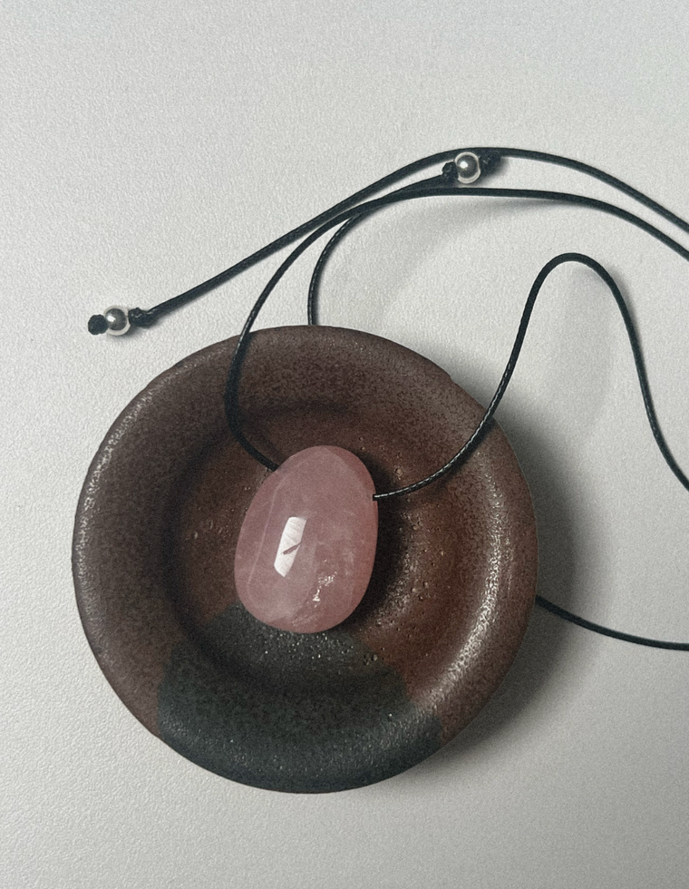 Cavara - Rose Quartz Forma Pendant