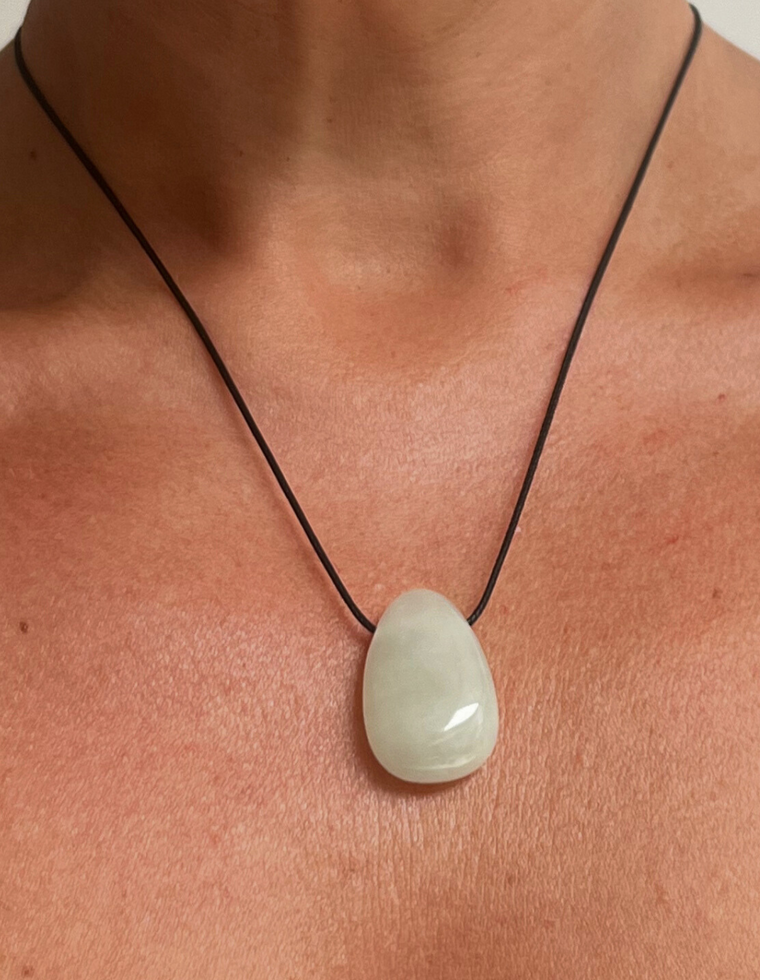 Verdala II - Bowenite Forma Pendant