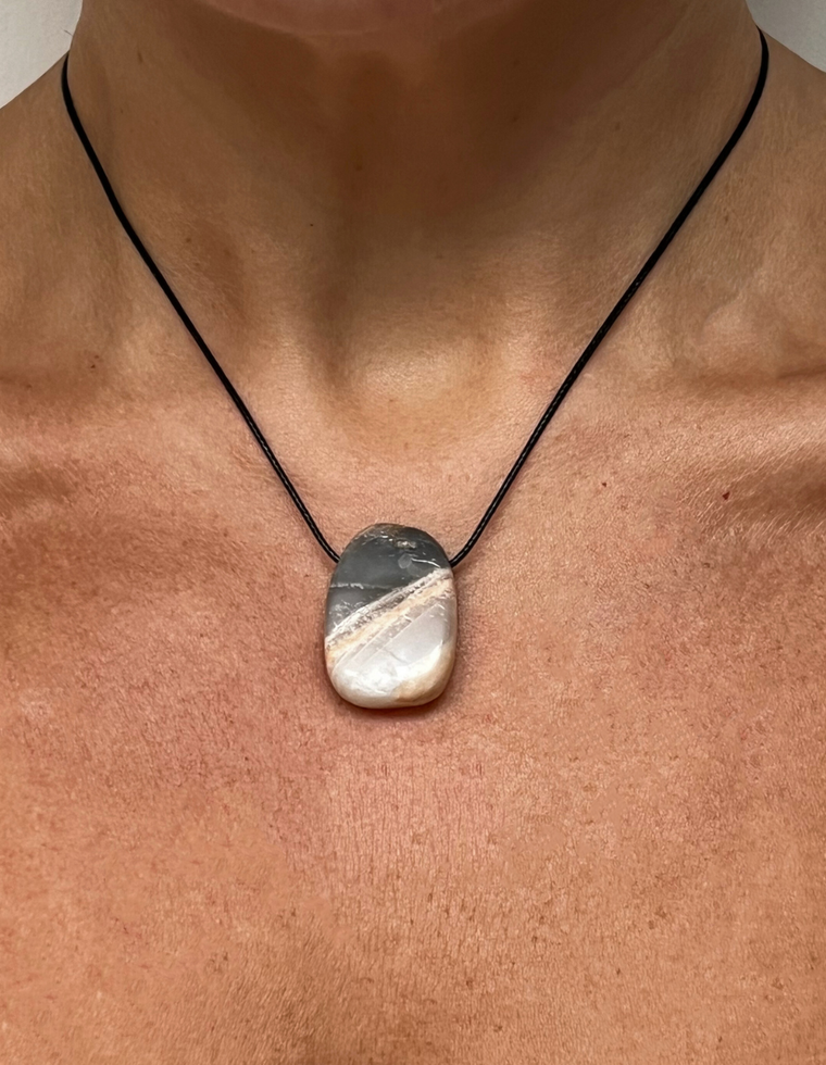Nayeli II - Peach Moonstone Forma Pendant