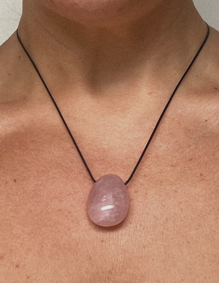 Cavara - Rose Quartz Forma Pendant