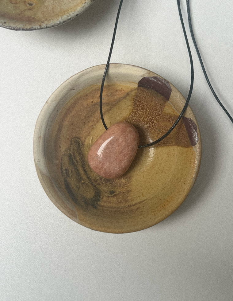 Nayeli - Peach Moonstone Forma Pendant