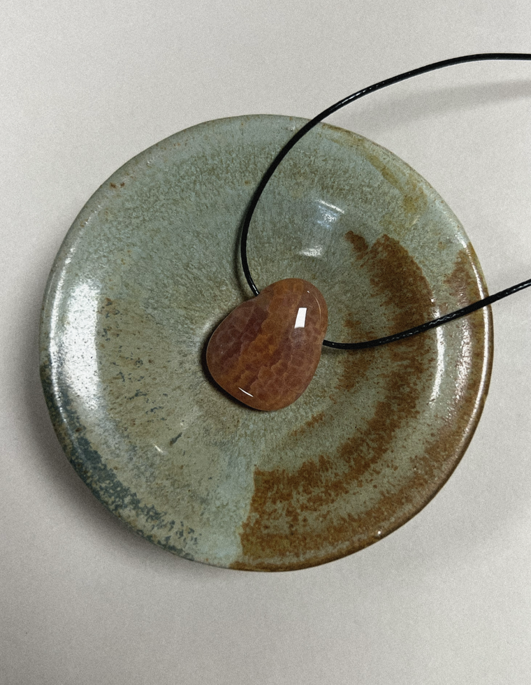 Veyona - Crab Fire Agate Forma Pendant