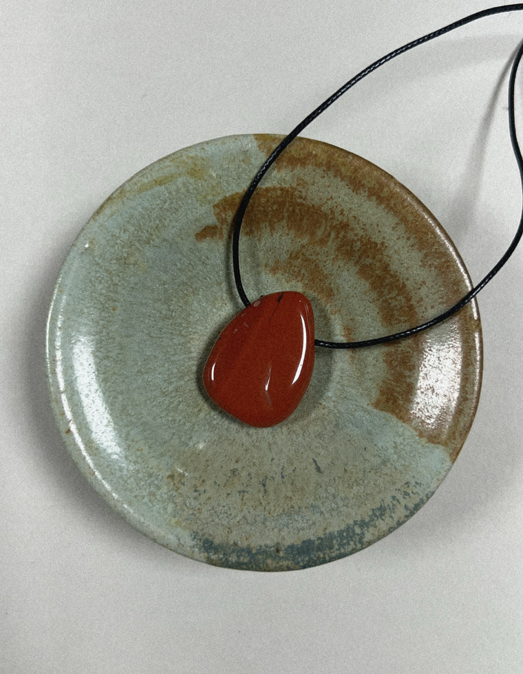 Marun VII - Red Jasper Forma Pendant
