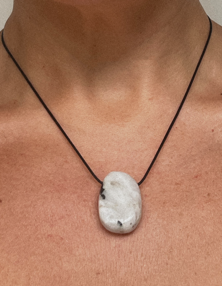 Lucine - Moonstone Forma Pendant