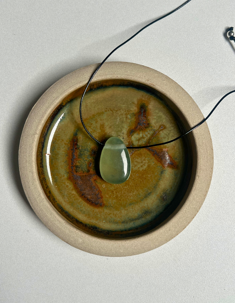 Bowenite Forma Pendant