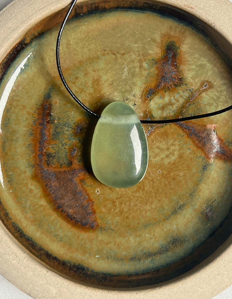 Bowenite Forma Pendant