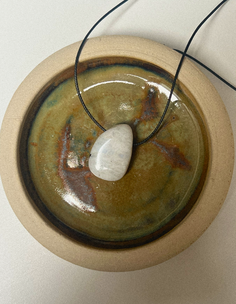 Lucine II - Moonstone Forma Pendant