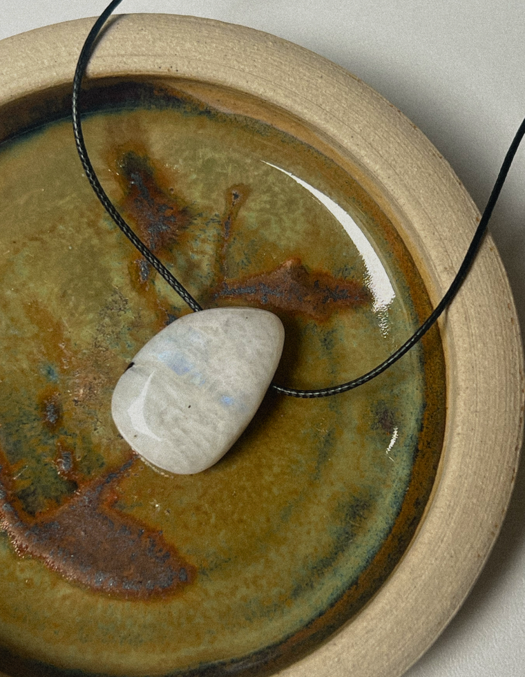 Lucine II - Moonstone Forma Pendant