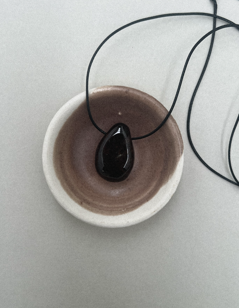 Orrythea - Garnet Forma Pendant