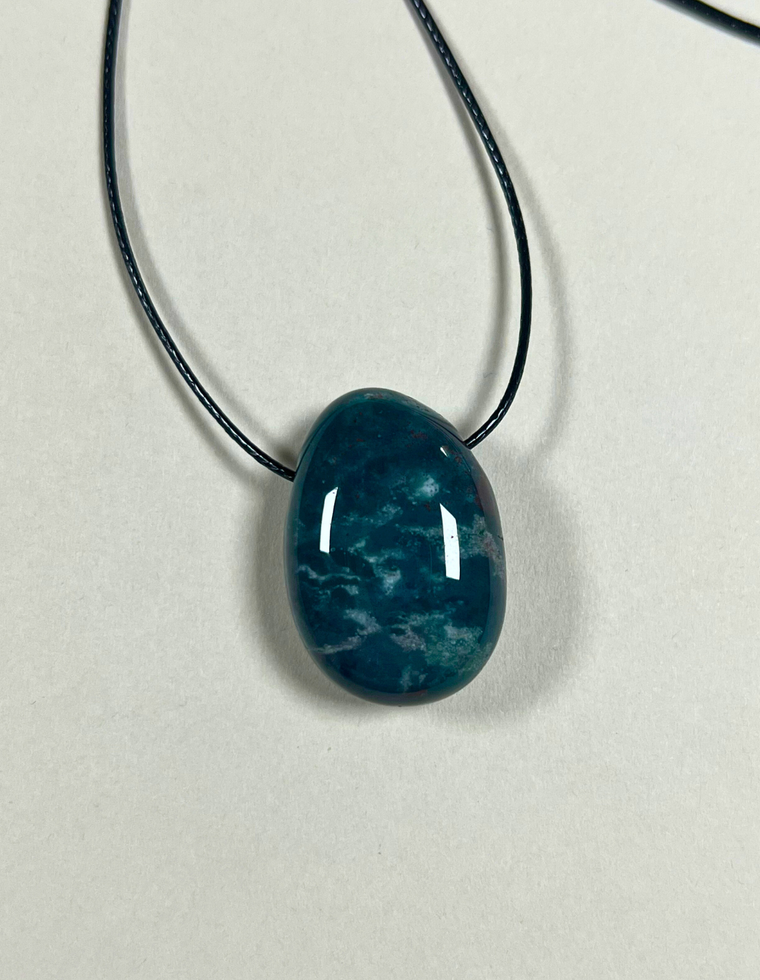 Veloria - Green Moss Agate Forma Pendant
