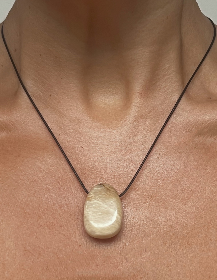 Alune II - Moonstone Forma Pendant