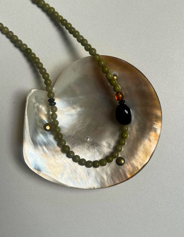Levante 33 – Alashan Agate & Garnet Necklace